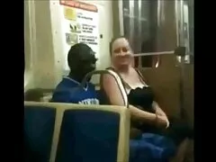 Lusty teenie heeft twee vrienden die geneukt worden door een lesbische rijpe vrouwen meerderheid.