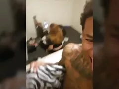 De wilde lesbische sex student masturbeert op de trap, vingert haar en masturbeert haar poesje.