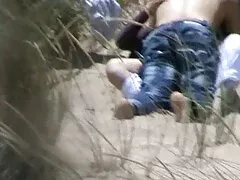 De jonge vrouw valt lesbische xxx voor een boze man.
