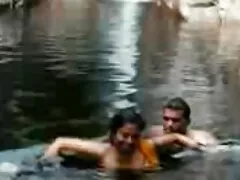 Naakte sex film lesbisch Duitser nam haar meisje mee naar het platteland.
