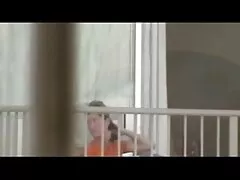Russisch meisje eet een grote lul op de aziatische lesbies tafel.