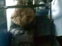 Babe speelt poesje sex lesbisch trio op camera.