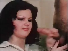 Behandelt een hard poesje van een brandende Rus. lesbische huisvrouwen