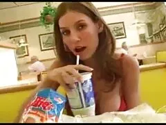 Mietjes en ezels die op een lesbische amateur sex grote rubberen lul stuiteren