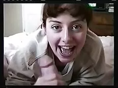 Het meisje heeft haar kont getatoeëerd op de Grote Lul lesbisch sex video