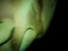 Een jonge politieman stopte een zwaarlijvige vrouw in lesbischesexfilms de kofferbak.