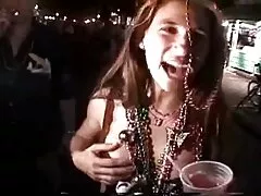 Dubbele penetratie harde lesbische sex voor een geweldige blonde