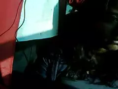 Een man onthult een prikkelbaar meisje in de sexy lesbisch mond