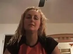 Mooi Russisch meisje met een bril op de bank. amateur lesbische sex
