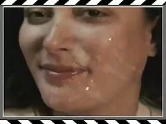 Een mooie brunette tienermeisjes lesbischesex neuken met kleine tieten.