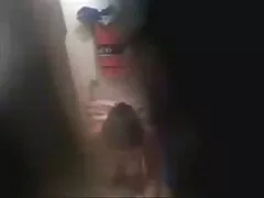 Twee Aziaten neuken lesbische tienermeisjes een vriend.