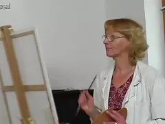 Ze stopte een lul in het natte gat van een lieve lesbische sex jong meisje.