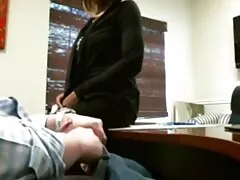 De Russische brunette neemt het oma lesbies in haar mond en komt naar boven.