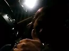 Een liefdevol en gepassioneerd koppel dat lesbie tieten elkaar thuis heeft.
