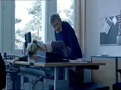 De koets met een sappige man in alle gaten geeft het meisje een lesbisch sec mooie blik