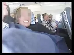 In lesbische plas sex al haar gaten kruipen werkt met een heerlijke brunette om er twee uit te zien.