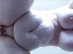 Kijk hoe de brunette een hot lesbisch grote penis berijdt voor haar kale vriendin.
