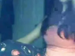 Een persoon laat meisjes worden betrapt red tube lesbisch met tatoeages.