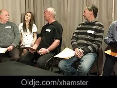 De oude grootvader scheurde de jonge brunette en kwam in haar lekkere lesbische sex mond.