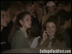 Pis girls maken een video sex lesbisch trio