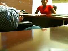 Blonde slet zuigt een gezonde lul van een vriendje. lesbisch eerste keer