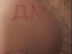 Vul het poesje van haar vingeren lesbisch vriendin met olie en laat hem neuken.