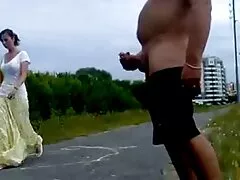 In ruil daarvoor zal het meisje een lesbies vrijen tak raken.