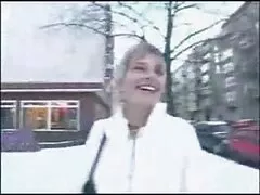 Blond in zwarte lingerie anale lesbische sex heeft twee pijpbeurten.